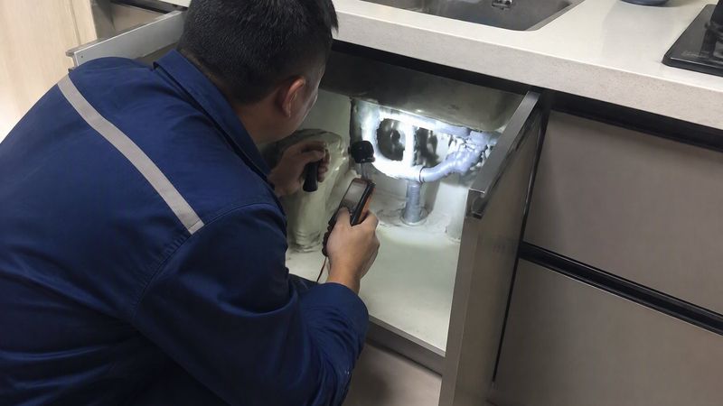 厨房漏水怎么办？广州厨房防水补漏实操指南现场检测